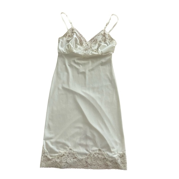 Vintage | Pin Up Style Lace Trimmed Slip - Picture 3 of 14